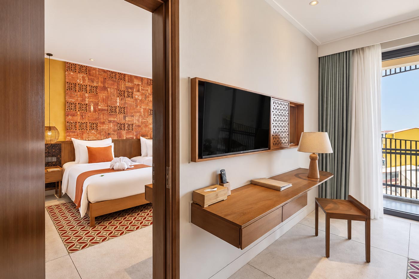 Connecting Room